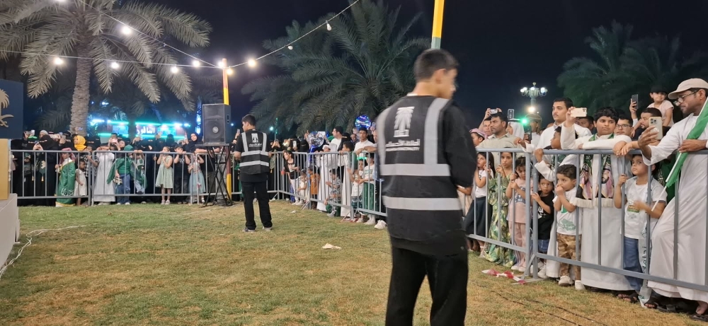 فيديو.. تفاعل لافت مع العرضة السعودية بمتنزه الملك عبدالله في الأحساء