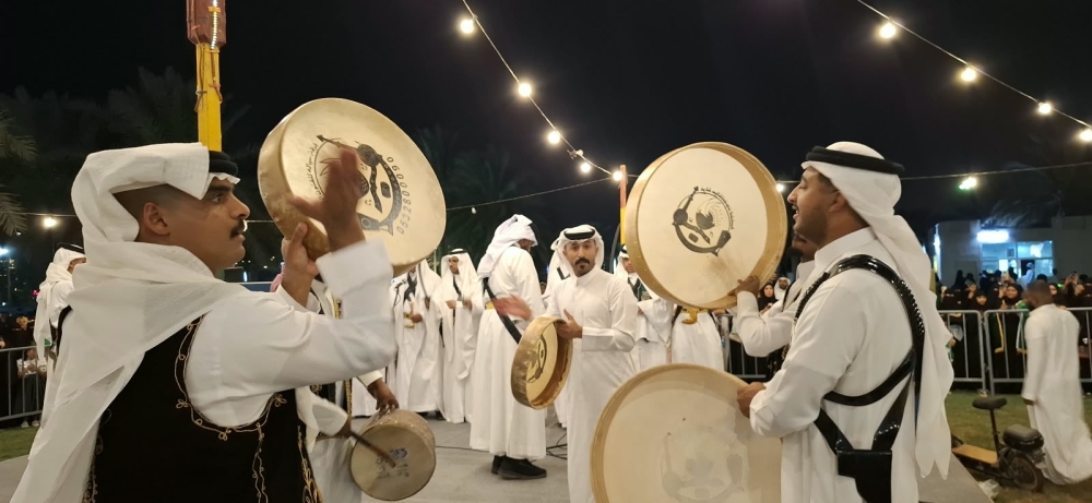فيديو.. تفاعل لافت مع العرضة السعودية بمتنزه الملك عبدالله في الأحساء