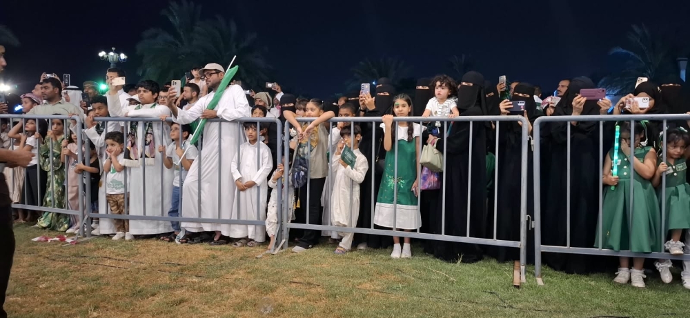 فيديو.. تفاعل لافت مع العرضة السعودية بمتنزه الملك عبدالله في الأحساء