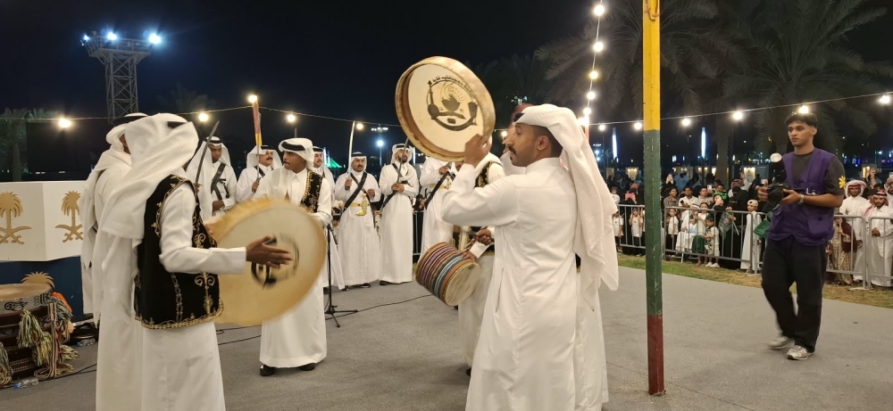 تفاعل لافت مع العرضة السعودية بمتنزه الملك عبدالله في الأحساء