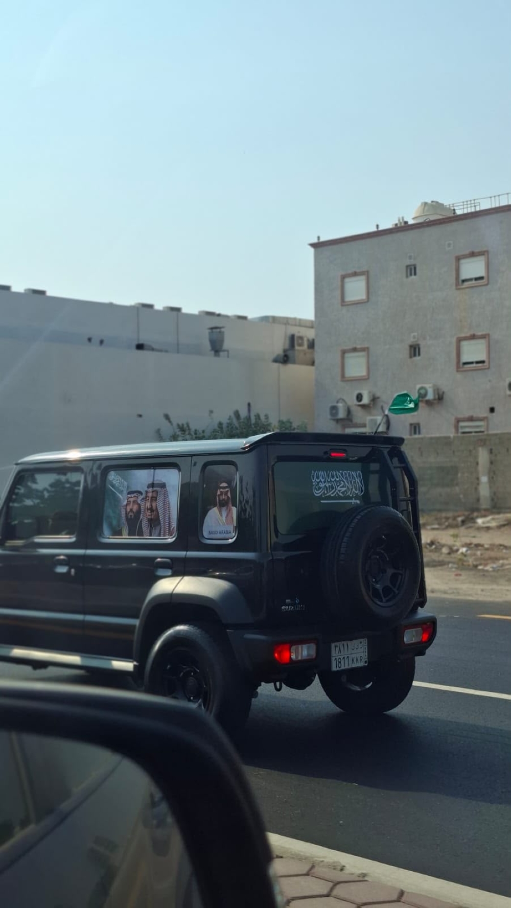 أهالي جدة يحتفلون باليوم الوطني برفع الأعلام في الشوارع - اليوم