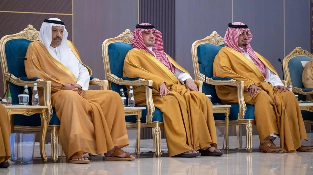 الأمير عبدالعزيز بن سعود يلتقي عددًا من المواطنين من أهالي منطقة الباحة - واس
