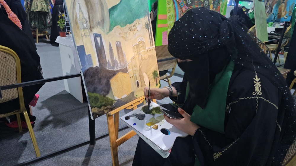 فنانة تشكيلية في 