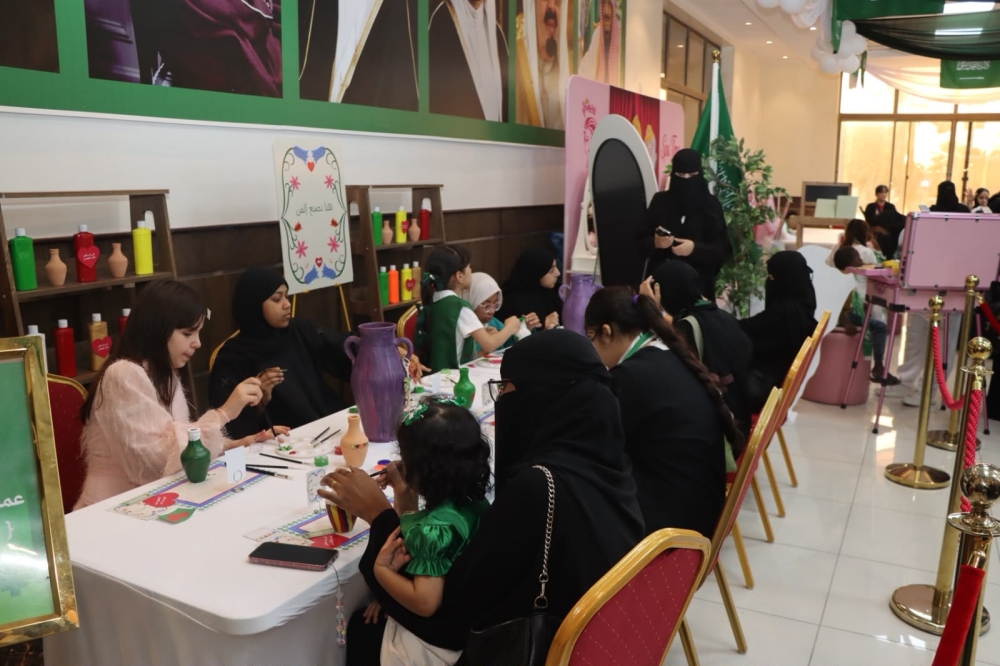 العرضة والرسم والمسرح.. 12 ألف زائر في احتفالات اليوم الوطني برأس تنورة