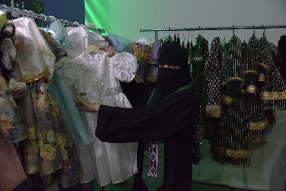 أزياء اليوم الوطني تخطف الأنظار.. مصممة تستلهم التراث للأطفال - اليوم