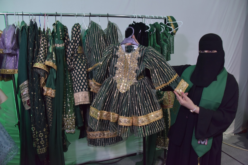 أزياء اليوم الوطني تخطف الأنظار.. مصممة تستلهم التراث للأطفال - اليوم