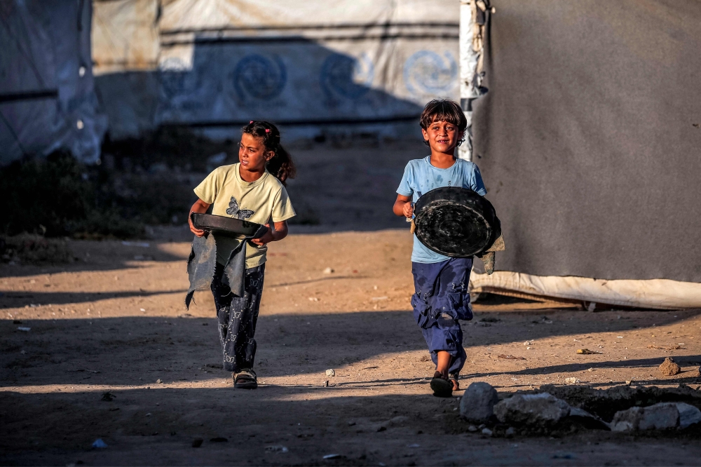 أطفال في مخيم البريج للاجئين الفلسطينيين وسط قطاع غزة - أ ف ب