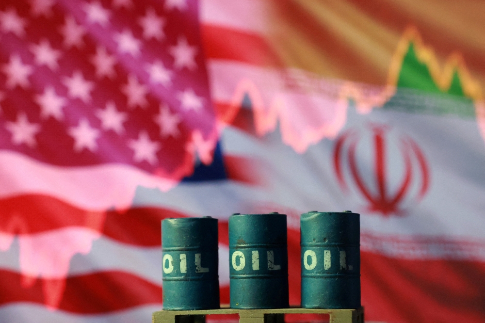 أسعار النفط تقفز بسبب الحرب مع إيران - رويترز