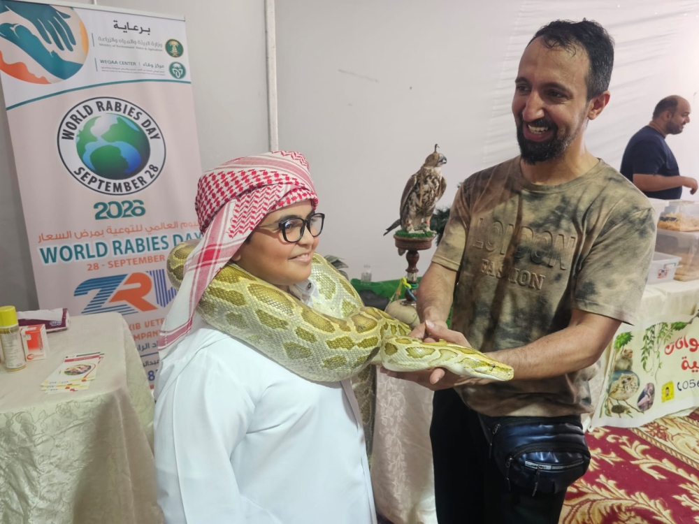 فيديو.. معطف بـ 300 ألف وقنفذ يكافح العقارب.. «مربي» يكشف أسرار 50 نوعاً من الحيوانات