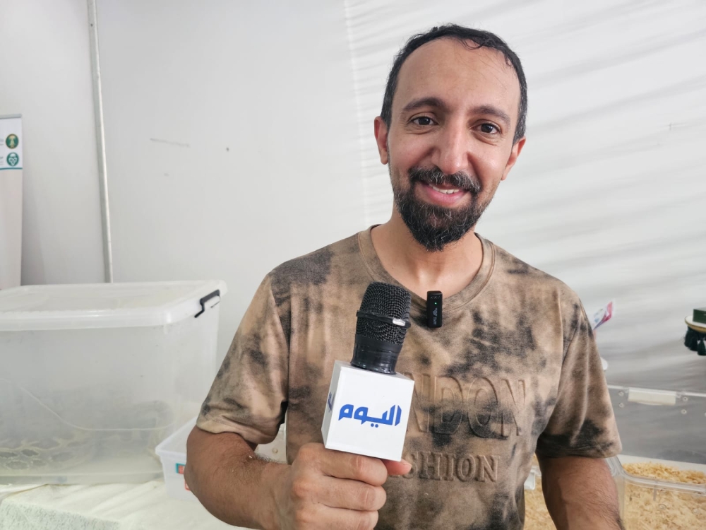 فيديو.. معطف بـ 300 ألف وقنفذ يكافح العقارب.. «مربي» يكشف أسرار 50 نوعاً من الحيوانات
