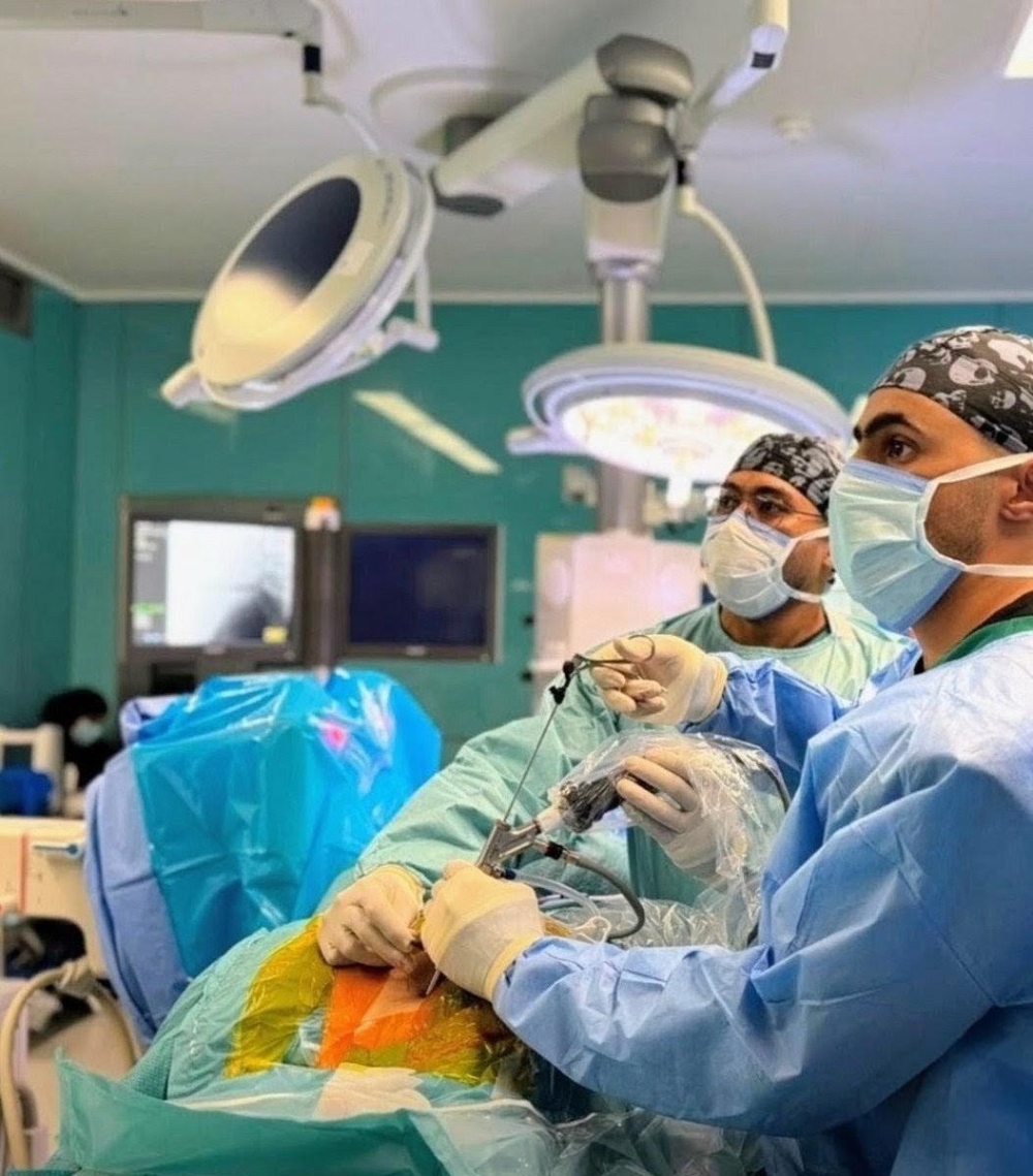  لأول مرة في المدينة المنورة.. نجاح جراحة للعمود الفقري بالمنظار دون مضاعفات 