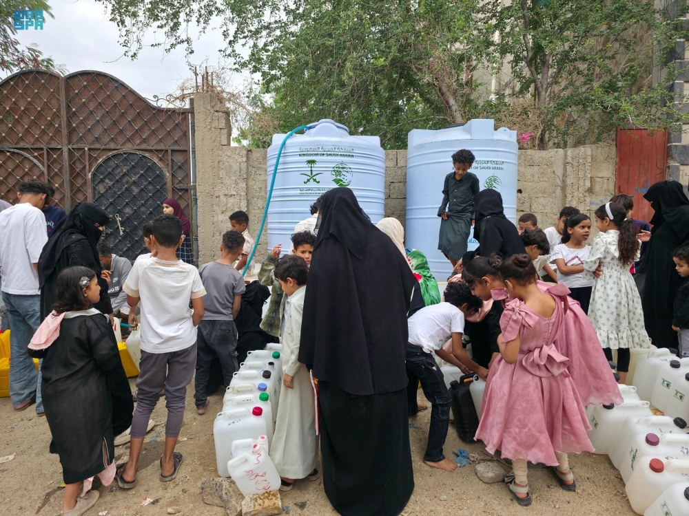 صور| السعودية تضخّ مياه صالحة للشرب وسلال غذائية للنازحين في عدن وتعز