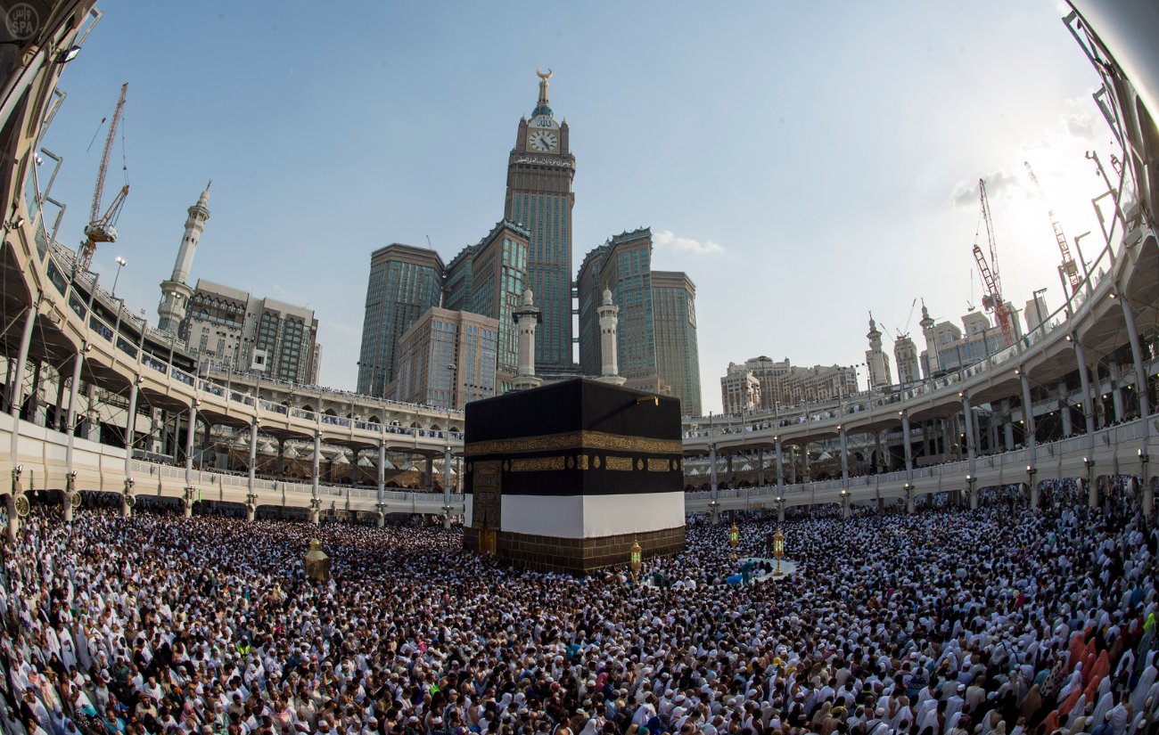 منى تودع ضيوفها المتعجلين