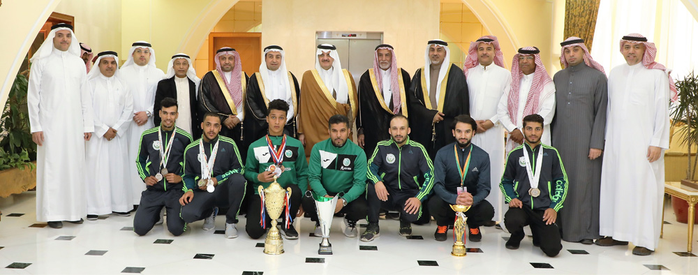 الأمير سعود بن نايف يتوسط إدارة السلام وعددا من اللاعبين (اليوم) 