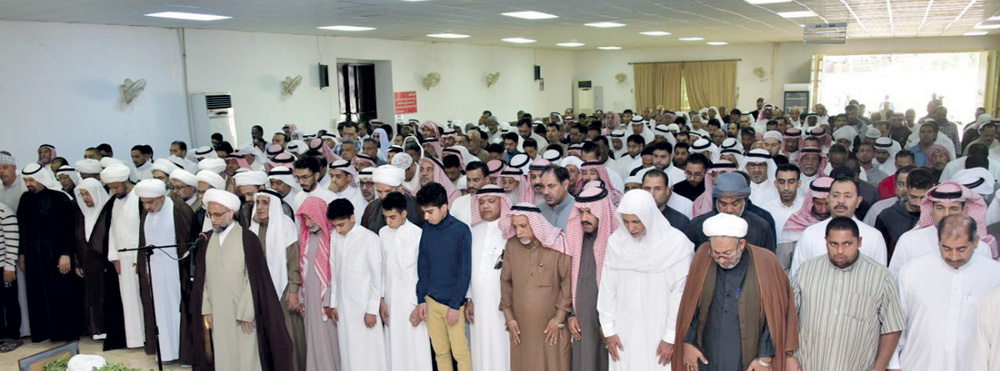 الأهالي يؤدون صلاة الجنازة على الميت (تصوير: طارق الشمر)