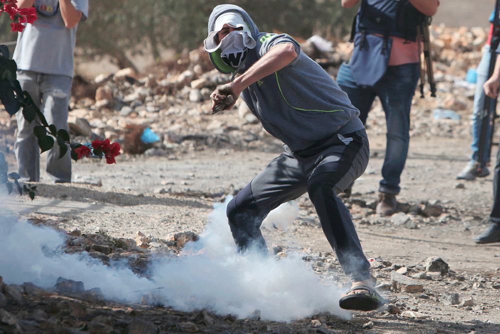 اختناق عشرات الفلسطينيين بمواجهات مع قوات الاحتلال
