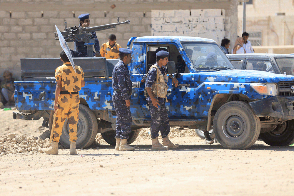 جنود من الشرطة الشرعية يؤمنون شارعاً من مدينة مأرب شمال اليمن