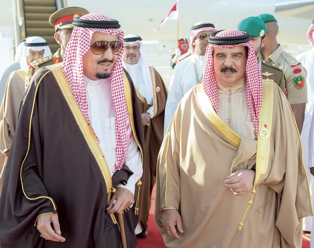 خادم الحرمين يصل البحرين ليرأس وفد المملكة إلى القمة الخليجية الـ37