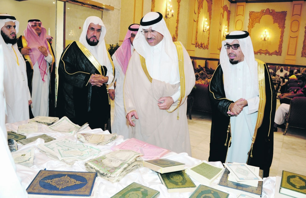 د. خالد البتال يطلع على نماذج من المصاحف بعد تأهيلها