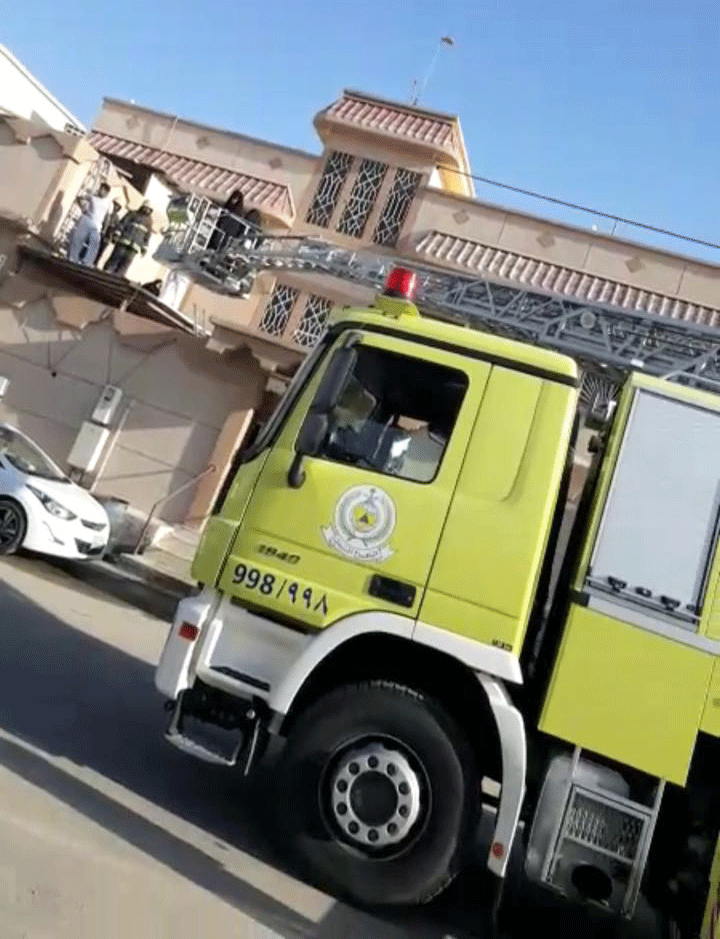 «المدني» ينقذ أسرة تضم 12 شخصًا من حريق في الهفوف