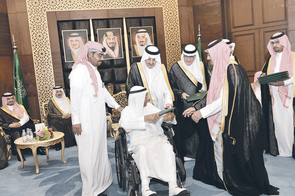 الأمير سعود بن نايف يكرم صديق جمال الليل خلال حفل تكريم الرواد في آخر مناسبة تكريمية للفقيد 