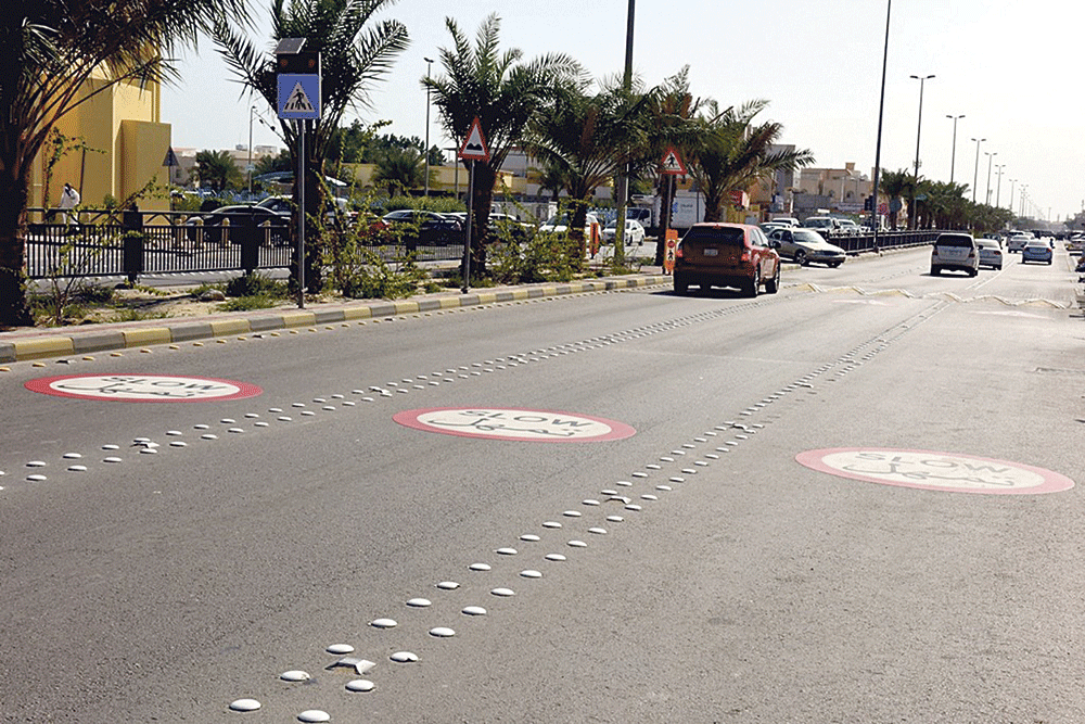 علامات مرورية أرضية بأحد الشوارع 