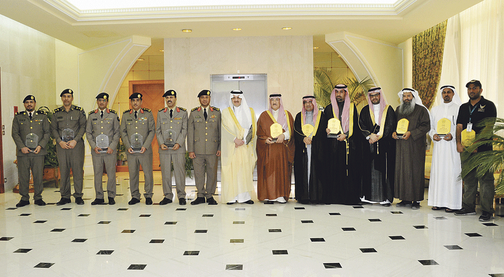 الأمير سعود بن نايف يتوسط منسوبي الدفاع المدني ورواد العمل التطوعي
