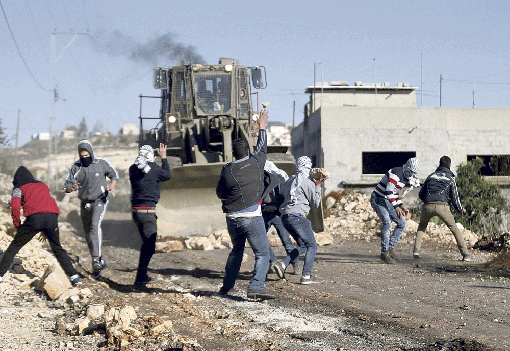 فلسطينيون يحتجون على بناء مستوطنة 