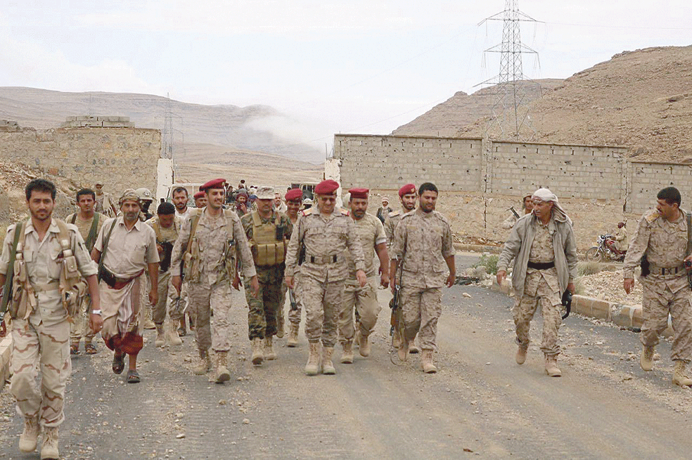 رئيس هيئة الأركان العامة اليمني بين القوات الشرعية في مواقع العمليات