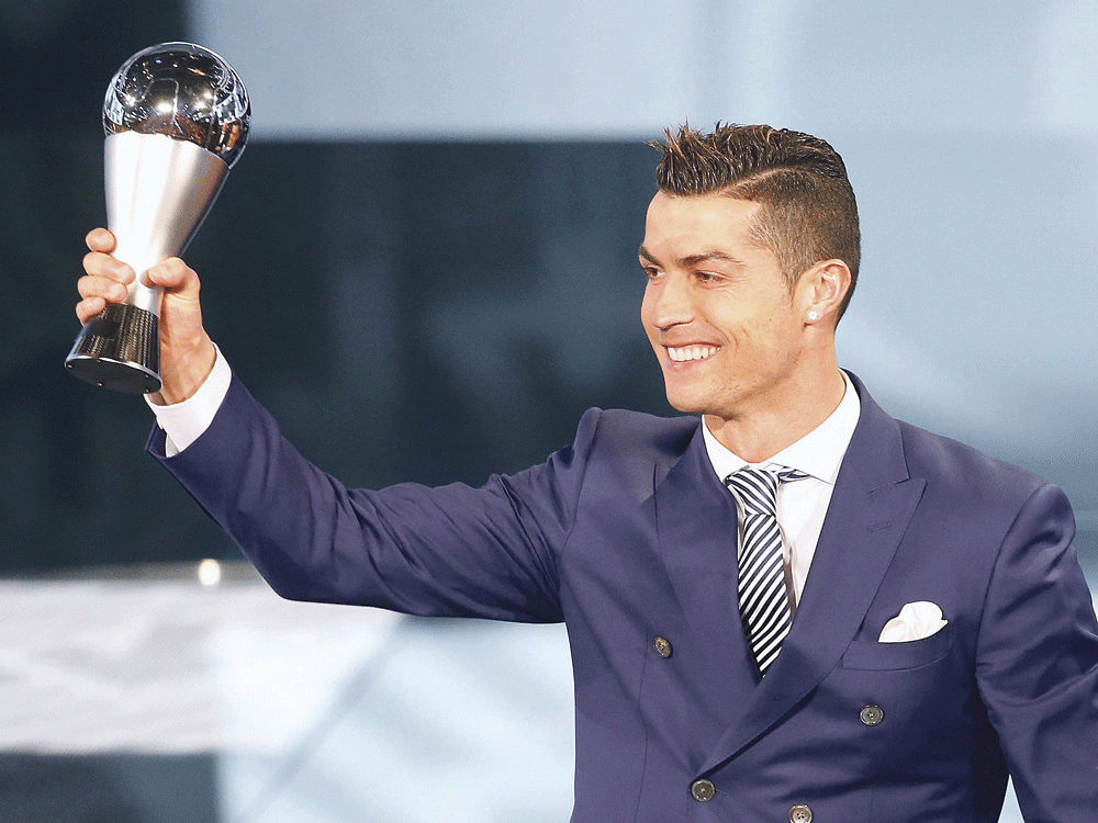 رونالدو عقب استلامه جائزة أفضل لاعب في العالم 