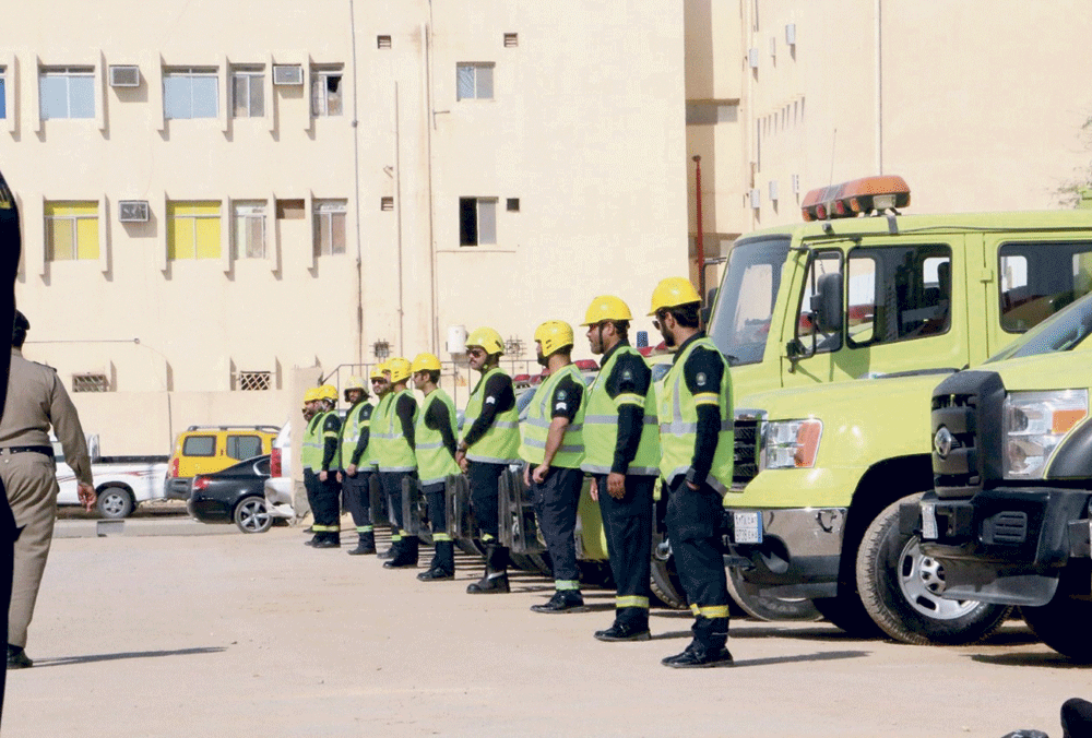 أفراد الدفاع المدني عقب افتتاح مركز حي الفيصلية