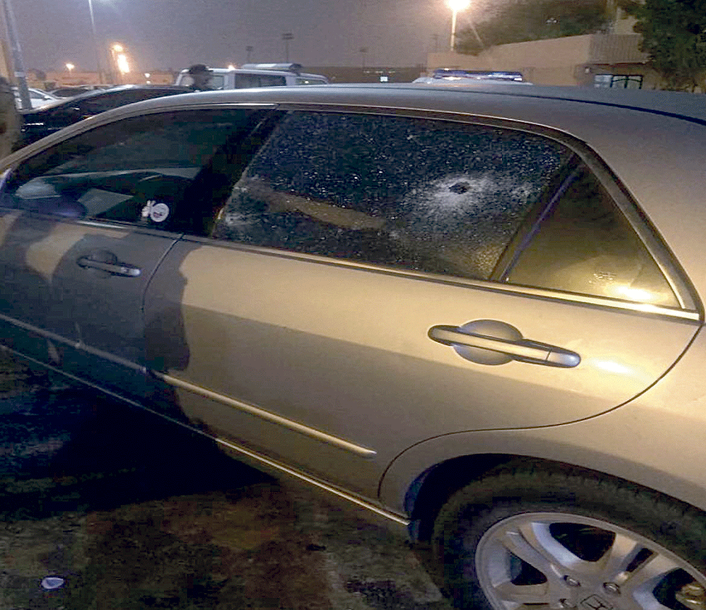آثار طلقات الرصاص على زجاج نافذة السيارة الخلفية 