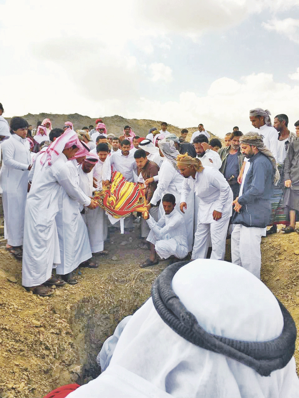 أهالي جازان يوارون جثمان الشهيد الثرى 