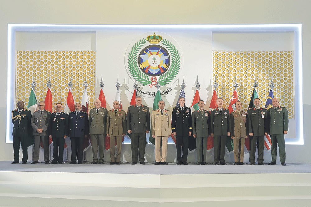 ممثلو دول التحالف للحرب على «داعش» عقب اجتماعهم بالرياض أمس (اليوم)