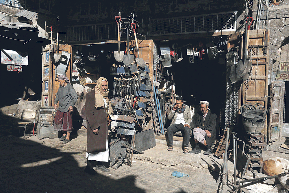يمنيون في سوق المدينة القديمة بصنعاء (إ.ب.أ)