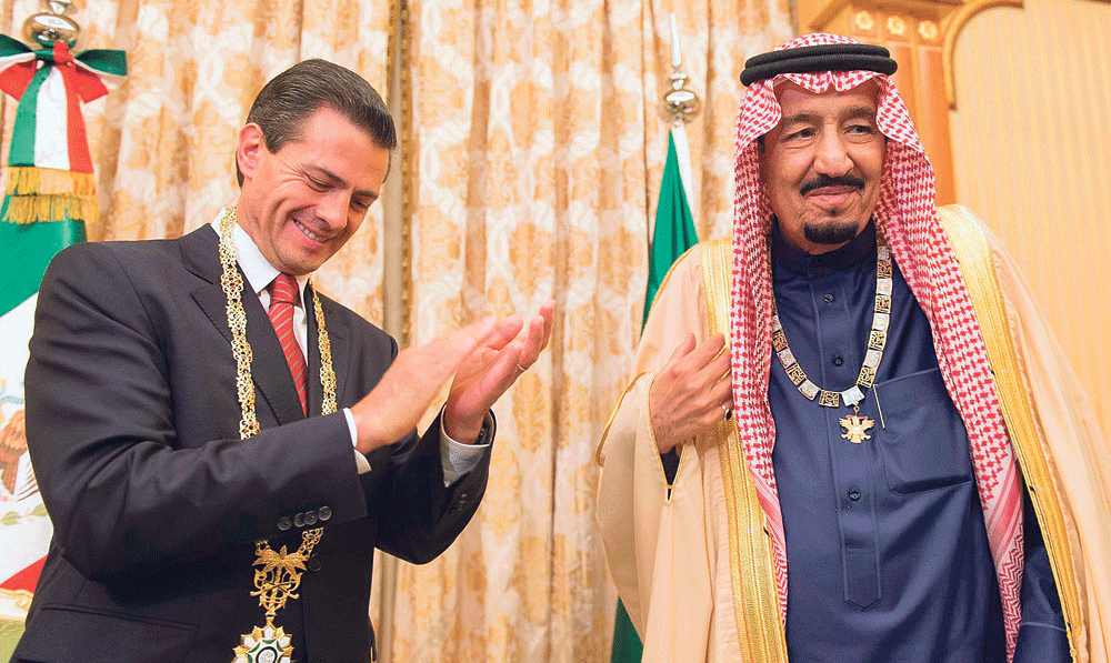 الملك ورئيس المكسيك يتبادلان الاوسمة