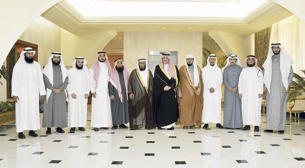 الأمير سعود بن نايف يتوسط رئيس وأعضاء لجنة التنمية الاجتماعية لأحياء الخبر الشمالية (اليوم)