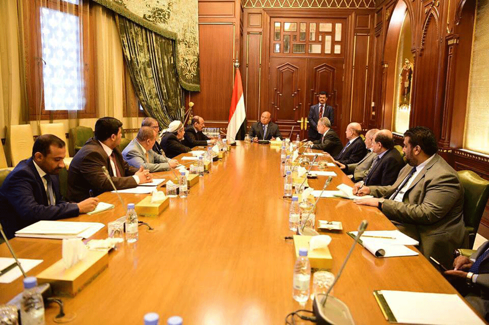 هادي خلال ترؤسه اجتماعًا بمستشاريه بحضور نائبه الفريق الركن علي محسن صالح (سبأ)