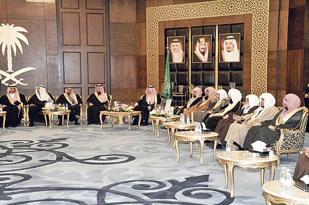 الأمير سعود بن نايف يتوسط المشايخ والمسؤولين 