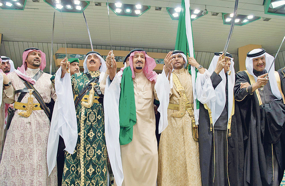خادم الحرمين يؤدي العرضة السعودية في الجنادرية 31 مساء أمس (واس)