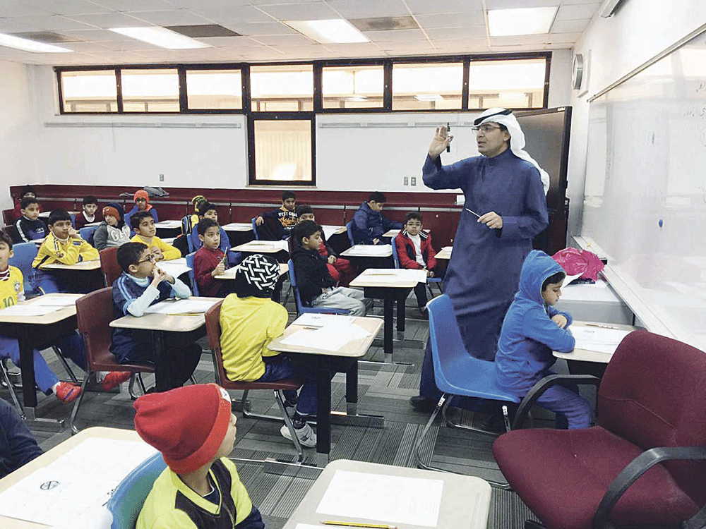 استماع من الطلاب للتعليمات الخاصة بطريقة الاختبار (تصوير: أحمد المسري)
