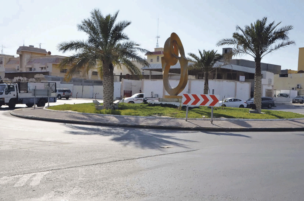 دوار بداخله مجسم جمالي بمدخل بلدة الفضول (تصوير: حمزة بوفهيد)
