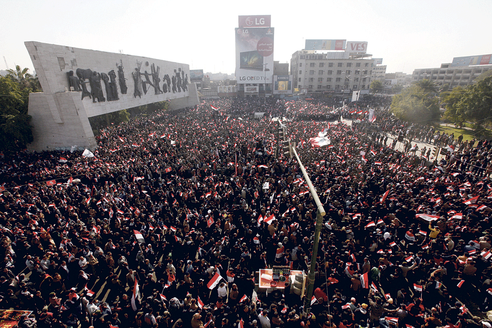 آلاف من أنصار التيار الصدري يتظاهرون بساحة التحرير في بغداد (رويترز)