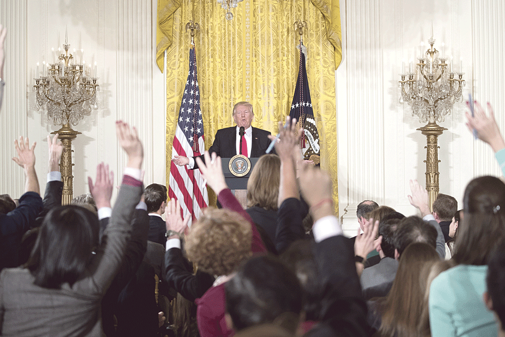 الرئيس ترامب خلال مؤتمر صحفي في البيت الأبيض بواشنطن (إ.ب.أ)