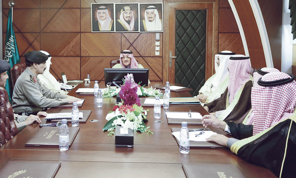 الأمير سعود بن نايف خلال ترؤسه اجتماعًا مع مسئولين بالمنطقة (اليوم)