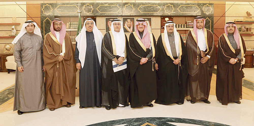 الأمير سعود بن نايف يتوسط رئيس وأعضاء جمعية أصدقاء البيئة (اليوم)