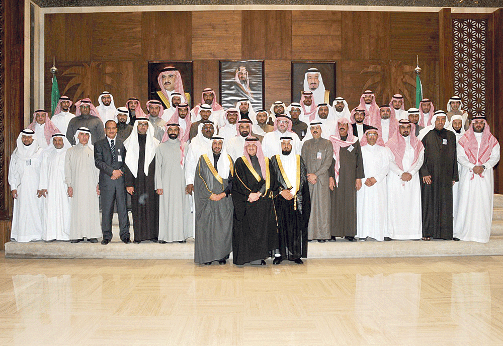 الأمير سعود بن نايف مع منسوبي هيئة الأرصاد (اليوم) 