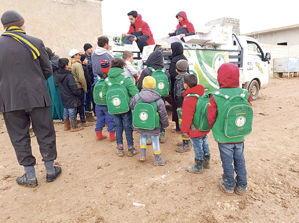 مساعدات سعودية للاجئين السوريين النازحين من حلب (واس)