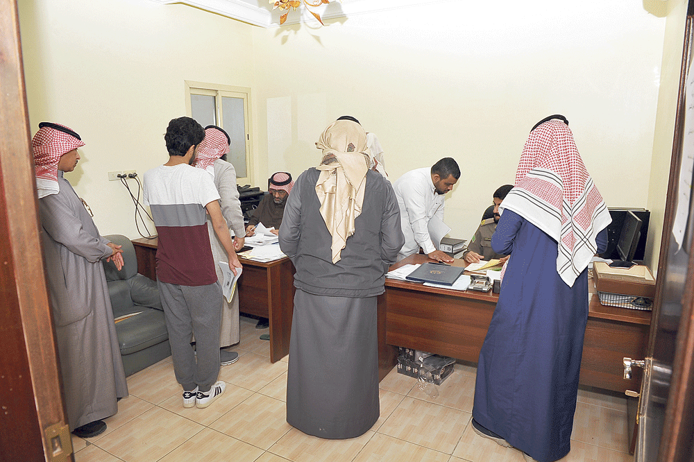 متضررون توافدوا على إدارة الدفاع المدني بالخبر أمس (تصوير: طارق الشمر)