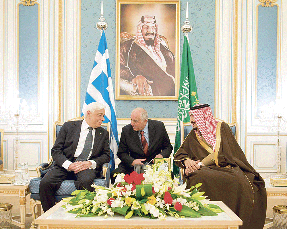 الملك المفدى خلال مباحثاته مع الرئيس اليوناني (واس)